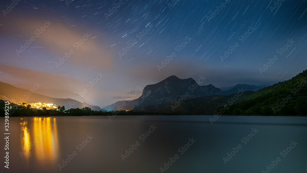 Paisaje del pantano de Oliana por la noche con cielo estrellado (Cataluña, España) 