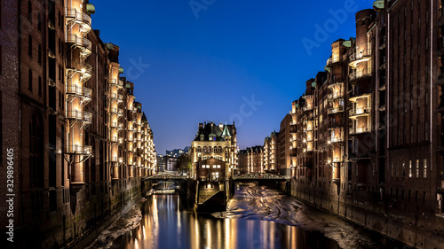 Wasserschloss zur blauen Stunde