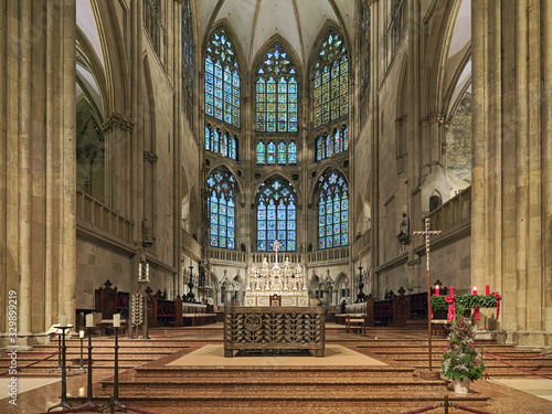 Obraz na płótnie Regensburg, Germany. Interior of Regensburg Cathedral with Main altar, choir, silver High altar and apse with original medieval stained glass windows. The cathedral was built from 1275 to 1520. w salonie