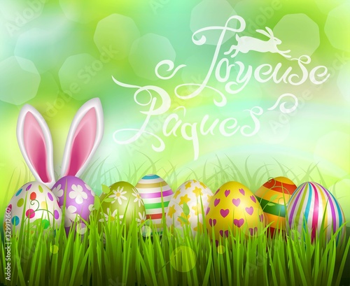 carte ou bandeau Joyeuses Pâques sur fond vert avec lapin blanc oreilles de lapin rose et blanche  et des oeufs décorés et du gazon
