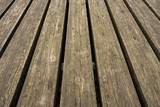 Schrägsicht auf verwitterte Holzplanken 