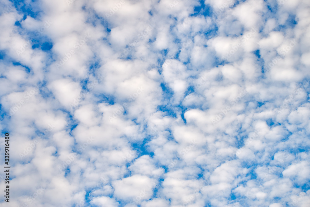 Obraz premium Small white clouds high in the blue sky