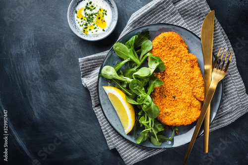 Tableau sur toile German schnitzel with vegetables on plate
