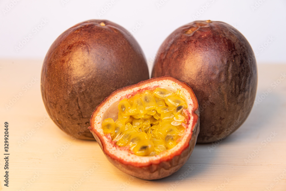 Obraz premium Passion fruit on white cutting board