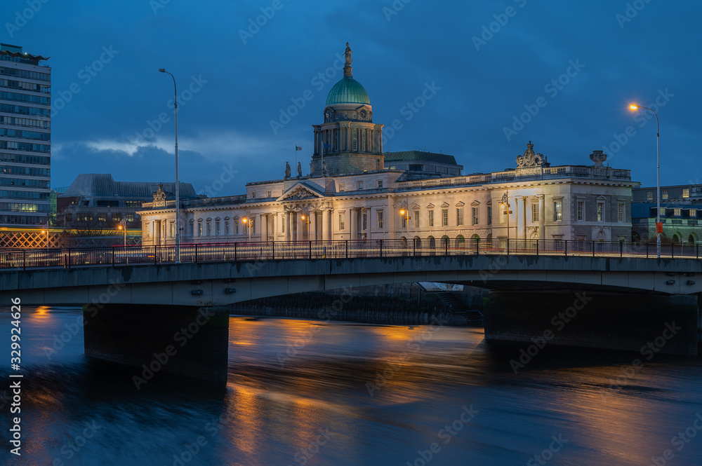 Fototapeta premium Dublin à l'heure bleue