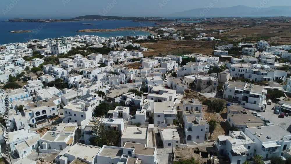 Ville de Naoussa sur l'île de Paros dans les Cyclades en Grèce vue du ciel Ville de Naoussa sur l'île de Paros dans les Cyclades en Grèce vue du ciel