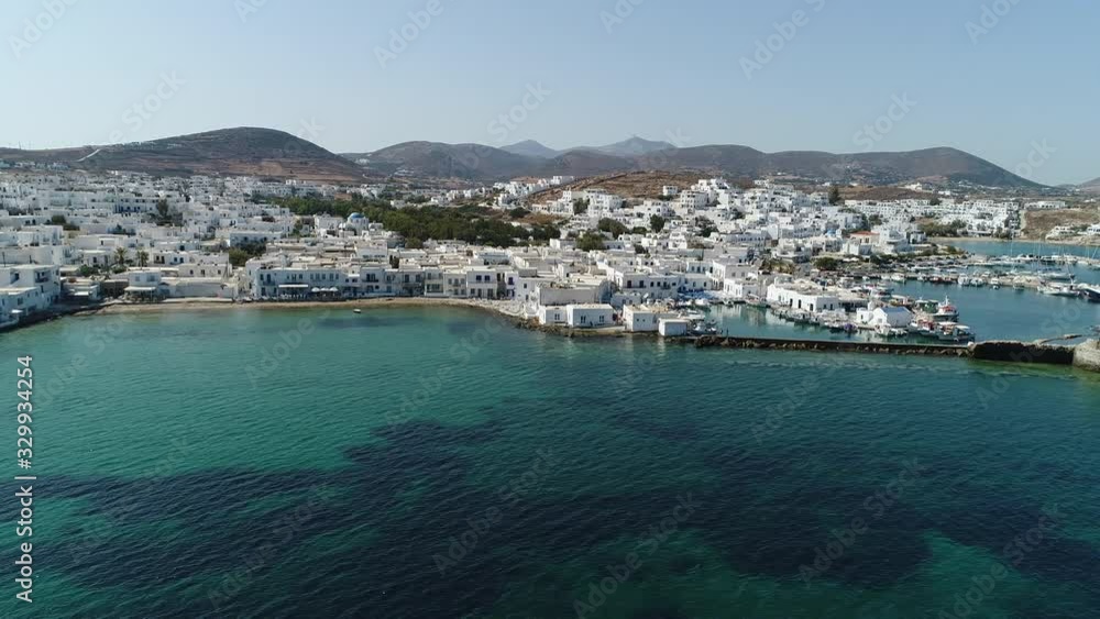 Ville de Naoussa sur l'île de Paros dans les Cyclades en Grèce vue du ciel Ville de Naoussa sur l'île de Paros dans les Cyclades en Grèce vue du ciel