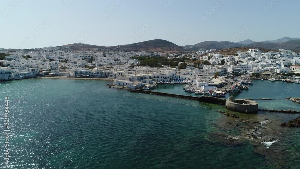 Ville de Naoussa sur l'île de Paros dans les Cyclades en Grèce vue du ciel Ville de Naoussa sur l'île de Paros dans les Cyclades en Grèce vue du ciel