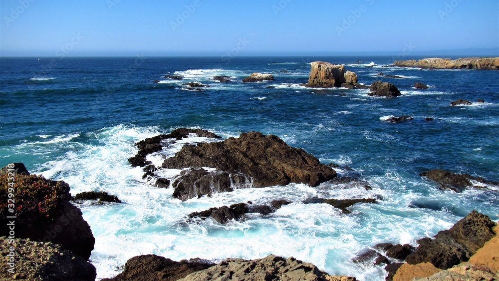 Obraz premium waves crashing on rocks