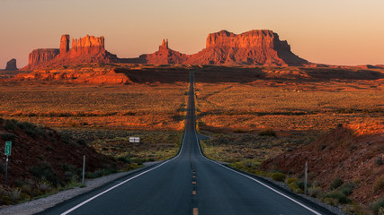 Fototapete Arizona Einsame Straße im Sonnenaufgang  © Derek