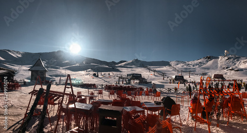 Restaurant where snow sports practitioners rest to consume refreshing drinks.
