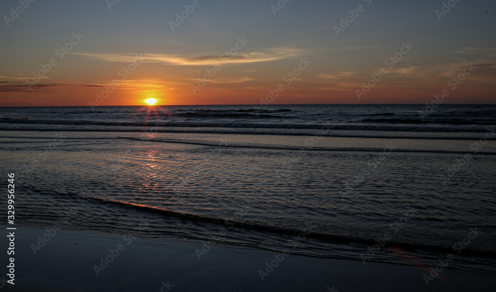 Obraz premium Sunset over the sea