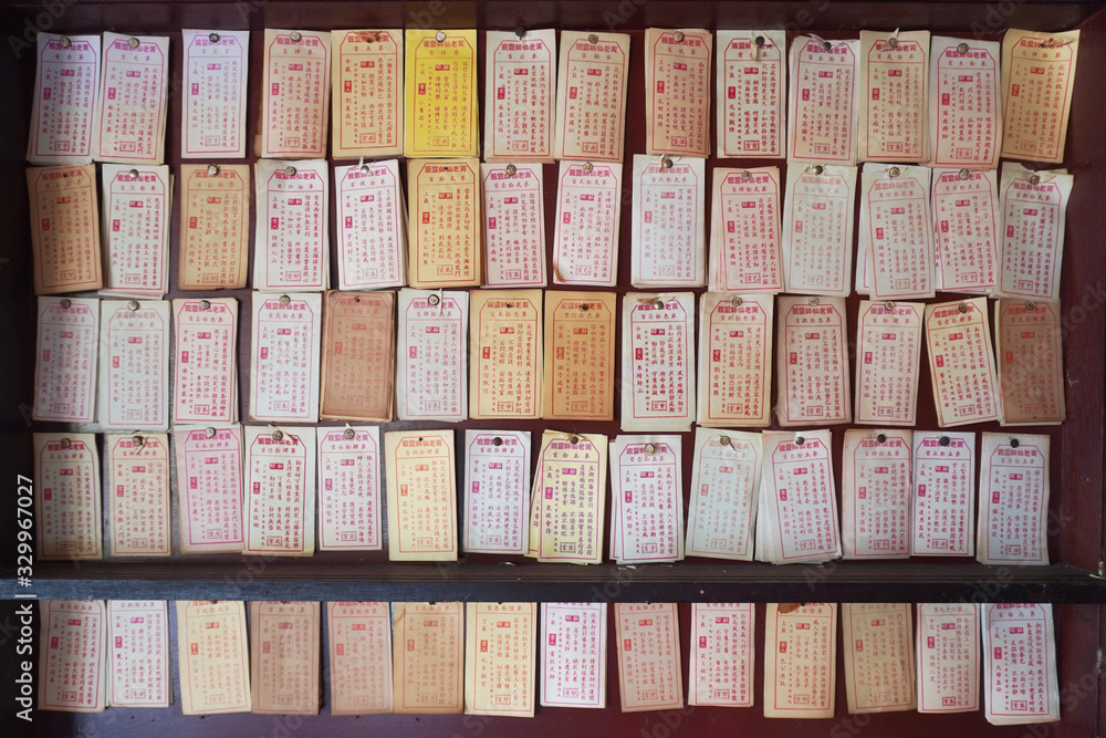 Obraz premium Pray and draw divination sticks at a temple, with the unsign answer paper on the wall.