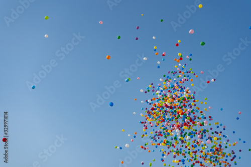 写真素材：空に飛ばされた大量の風船