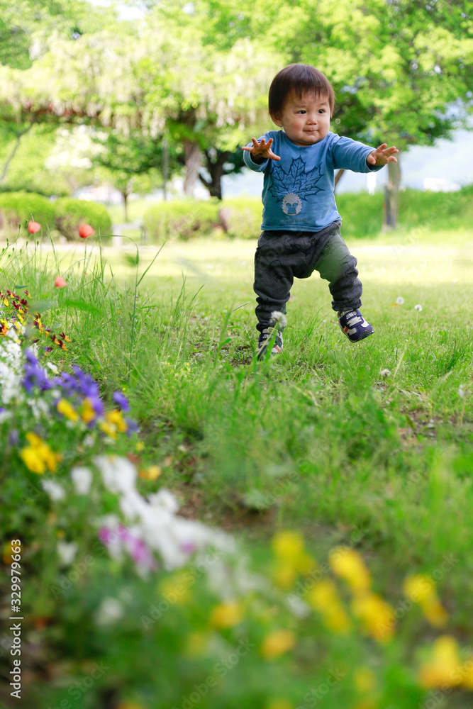 公園をよちよち歩きする男の子 公園をよちよち歩きする男の子