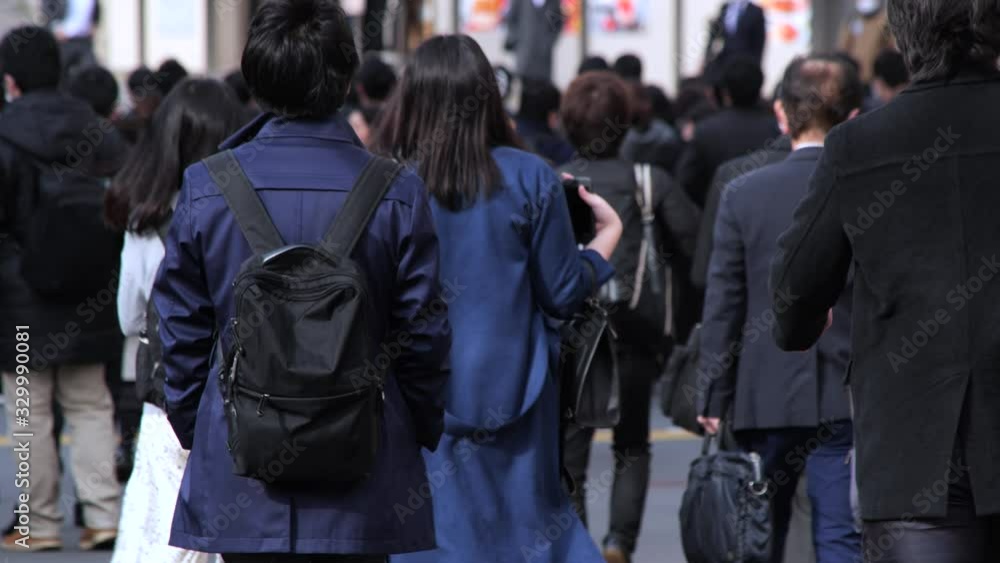 出勤する東京の日本人ビジネスマン 出勤する東京の日本人ビジネスマン