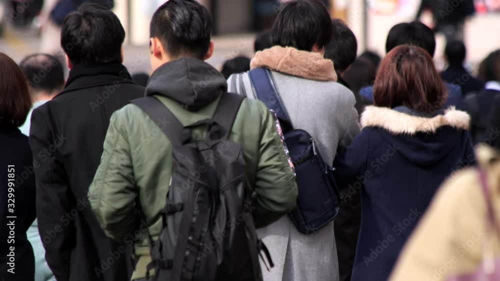 出勤する東京の日本人ビジネスマン 出勤する東京の日本人ビジネスマン