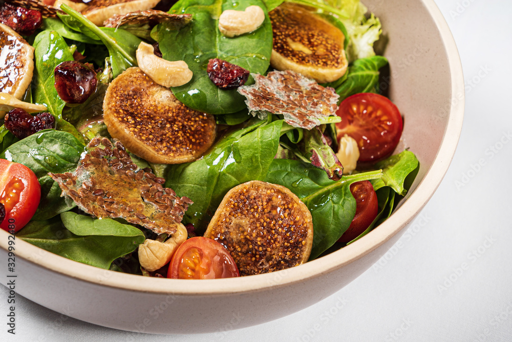 salad with spinach, dried figs and cashew nuts