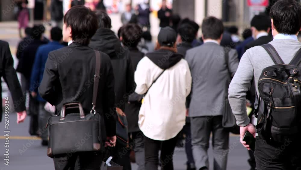 出勤する東京の日本人ビジネスマン 出勤する東京の日本人ビジネスマン
