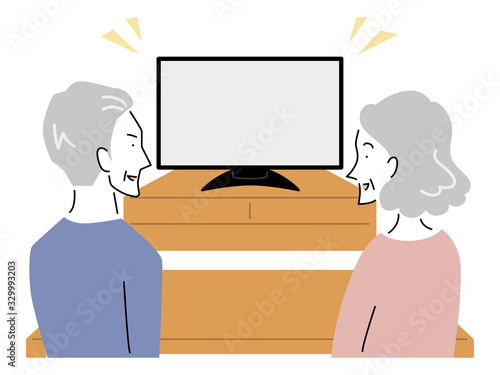 テレビを見るシニア夫婦
