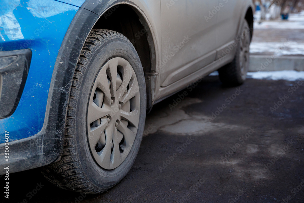 Naklejka premium dirt and dust on the body and wheels of a car, chemistry and salt