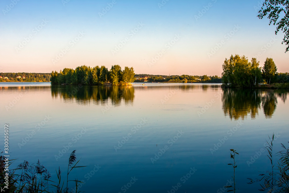 Obraz premium Islands with trees on the lake against the sky