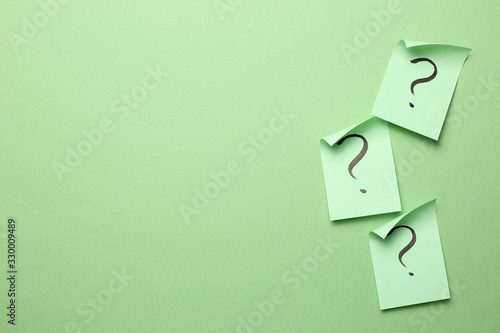 Obraz na płótnie Question mark on memo paper on green background. Solution concept w salonie
