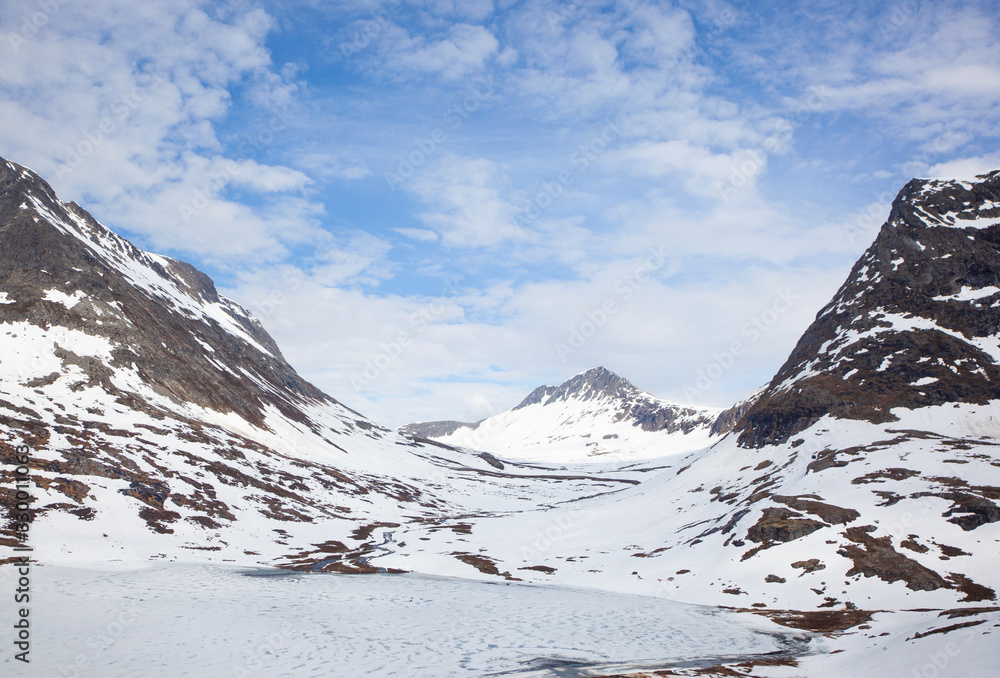 Obraz premium Traveling the northern country of Norway in summer