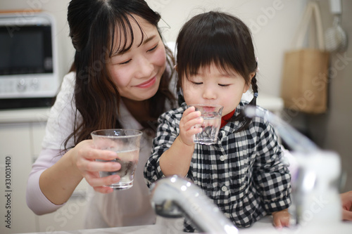 水道水を飲む親子
