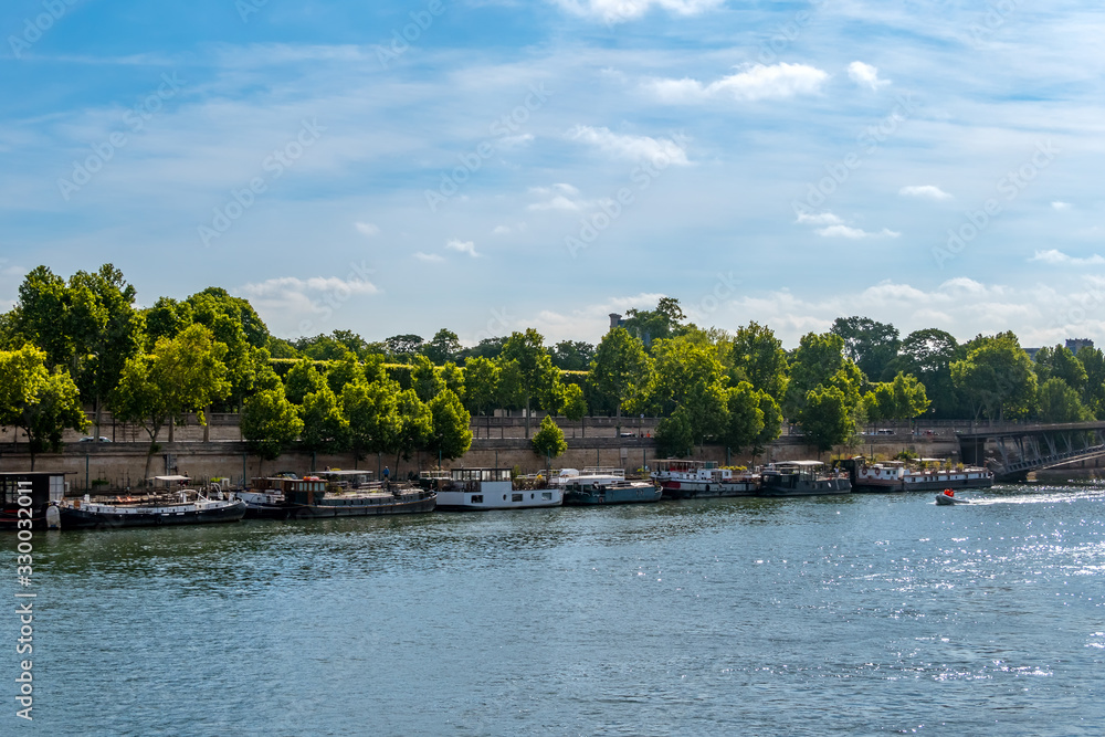 Fototapeta premium Residential Barges off the Summer Shores of the Seine