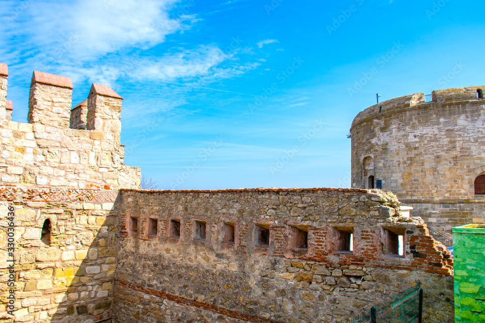 Kilitbahir Castle is a castle across the city, west of Canakkale. The walls outside the castle