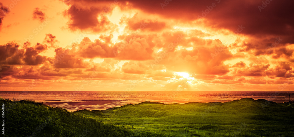 Sonnenuntergang über dem Meer in einer Dünenlandschaft - obrazy, fototapety, plakaty 