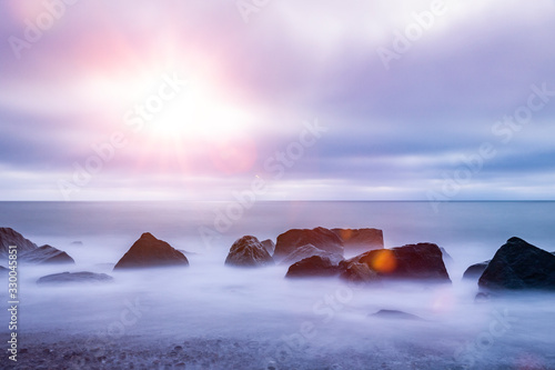 Sonnenuntergang an der Küste über dem Meer