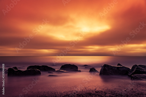 Sonnenuntergang an der Küste über dem Meer