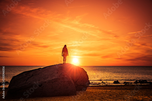 Weibliche Silhouette bei sonnenuntergang am Meer