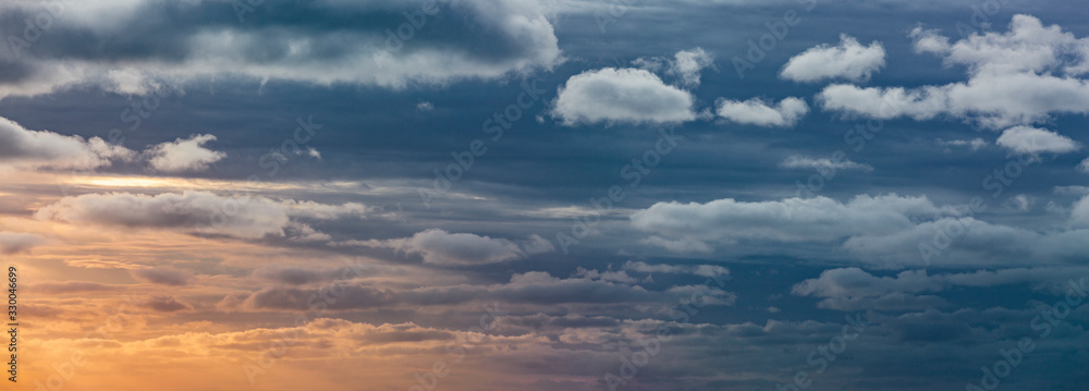 Sturmwolken bei Abenddämmerung im Himmel Sturmwolken bei Abenddämmerung im Himmel