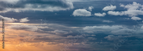 Sturmwolken bei Abenddämmerung im Himmel
