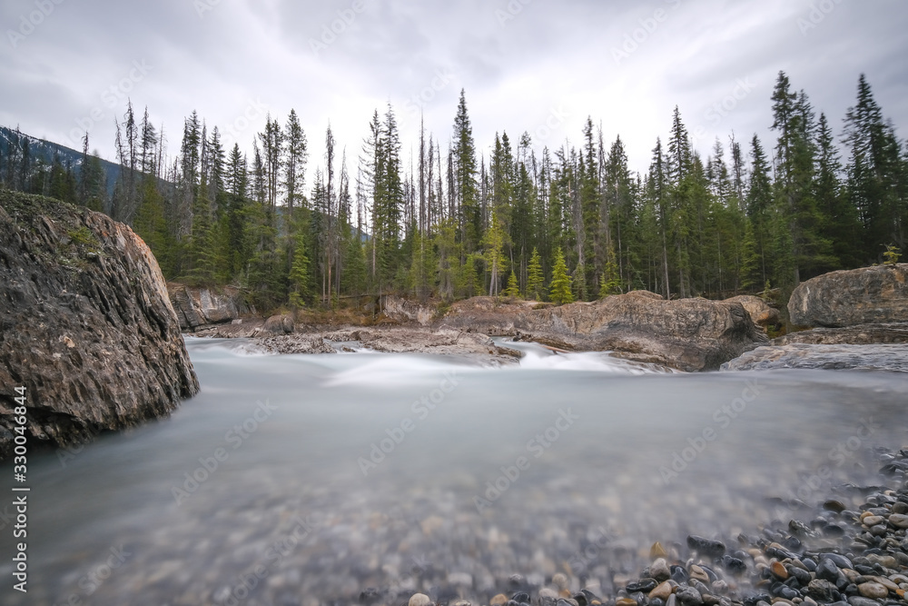 Small waterfall in a forest, Mount Revelstoke National Park bij Revelstoke