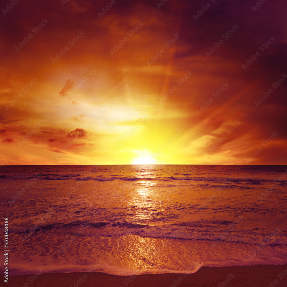 Obraz premium Fantastic sunset over ocean