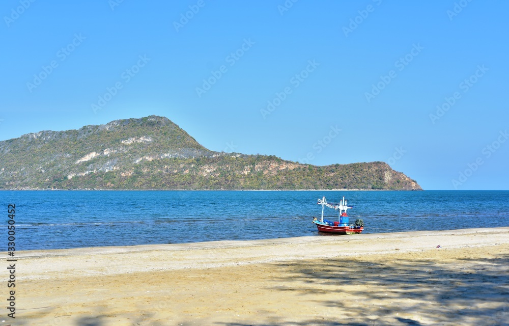 Beautiful sea view There are islands and small fishing boats, sandy beaches, blue skies.