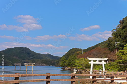 秋の和多都美神社の鳥居の風景