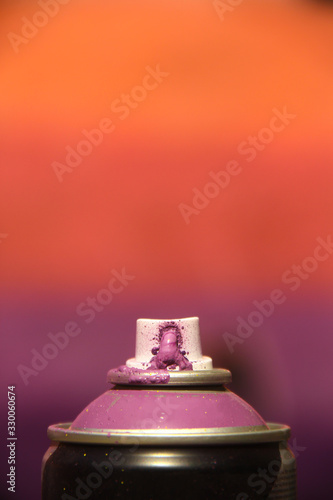 Puszka farby w spraju kolory fioletowego na kolorowym tle © Maciek