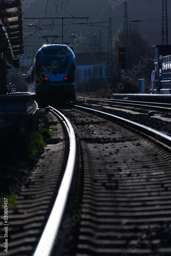 Zug Regionalbahn Bahnhof Halt Verspätung Abfahrt Warten Bahnsteig Signal Ausfahrt Passagiere Fahrgäste Lokführer Verspätung Reisen Ziel Richtung öffentlicher Nahverkehr Letmathe Sauerland Deutschland photo