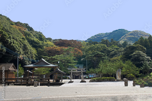 秋の和多都美神社の鳥居の風景