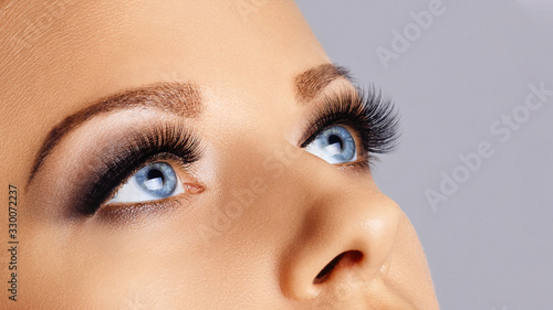 Photo Woman eyes with long eyelashes and smokey eyes make-up
