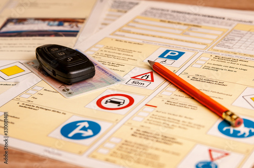 Fahrschulkbogen Führerschein und Autoschlüssel in der Fahrschule photo