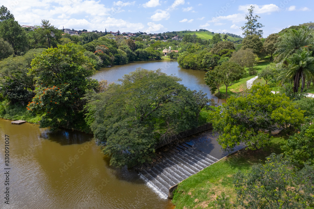 Fototapeta premium Vista do alto capela do lago em Itu, São Paulo, Brasil
