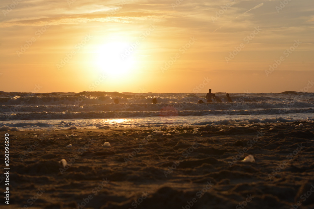 Naklejka premium sea . sunset . summer . wave . reizen . travele