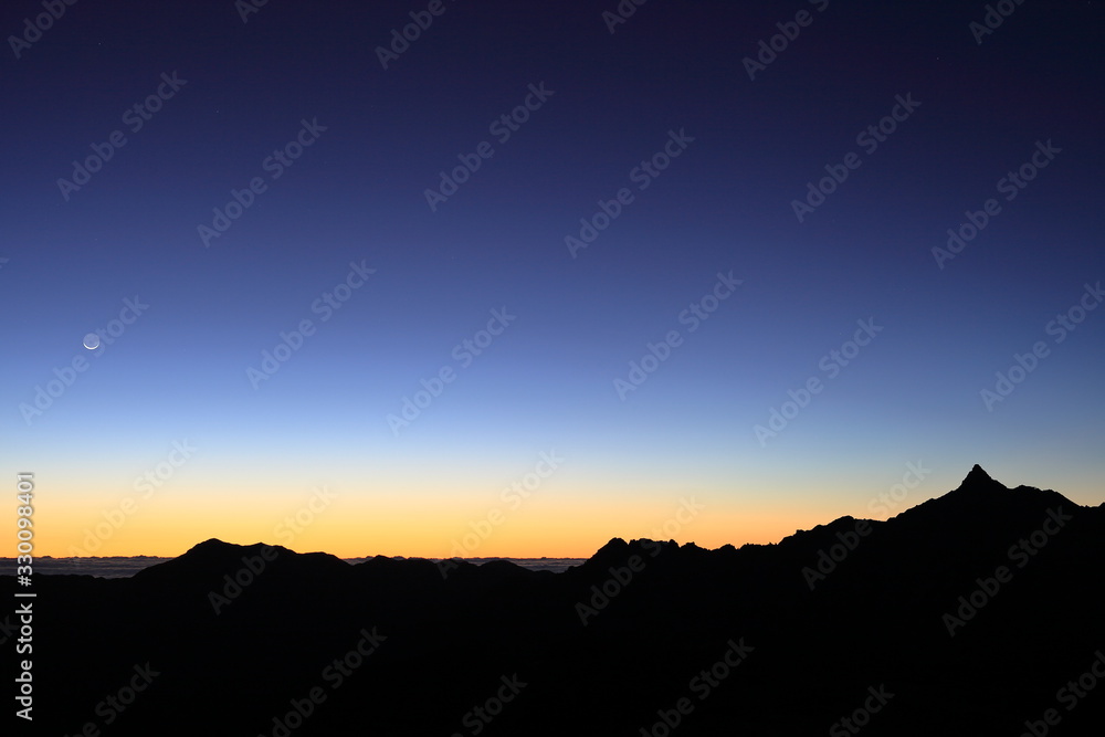 【北アルプス】双六岳山頂から望む夜明けの槍ヶ岳