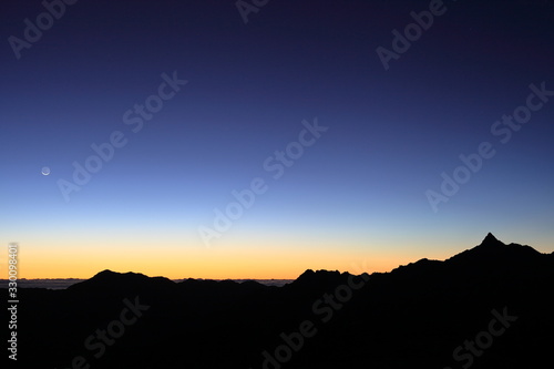 【北アルプス】双六岳山頂から望む夜明けの槍ヶ岳
